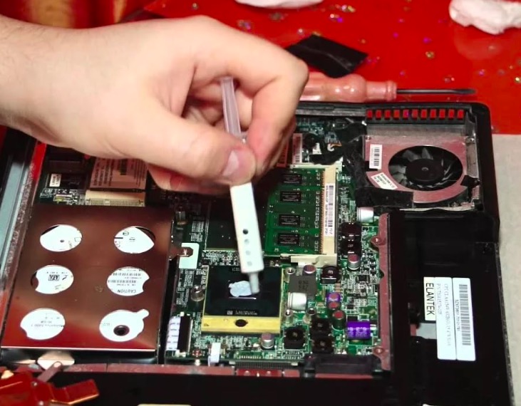 Чистка ноутбука от пыли и замена термопасты в Усть-Луге