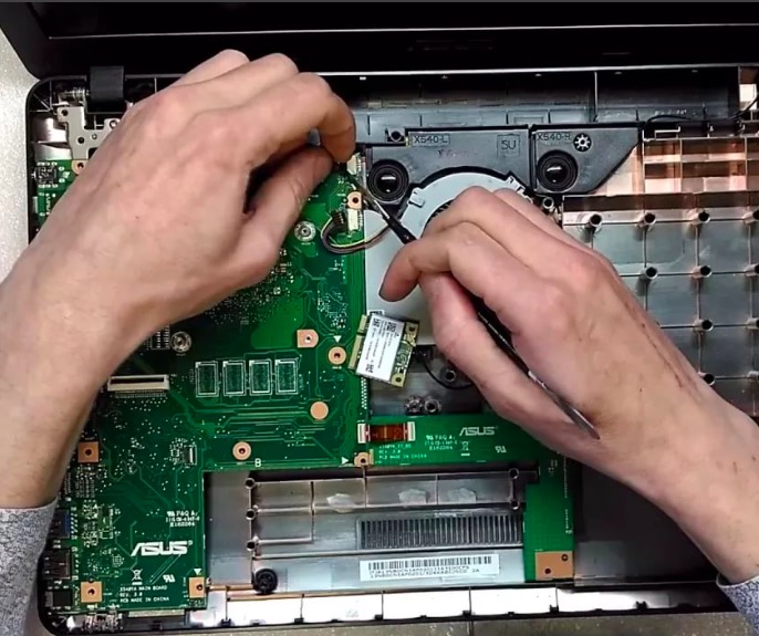 Замена материнской платы на ноутбуке Замена материнской платы на ноутбуке в Усть-Луге